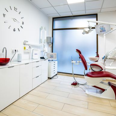 Clínica dental sillones granate
