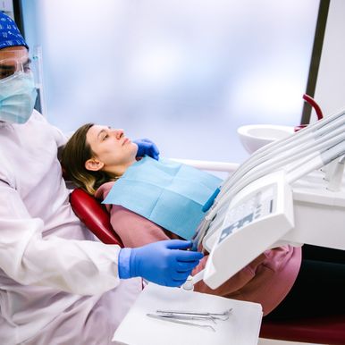 Dentista pasando consulta