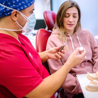 Dentista explicando a su paciente.